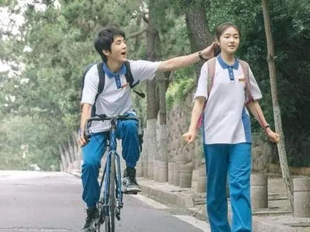 在对待青春期孩子“早恋”的问题上，家长五个措施可保孩子恢复理智(图1)