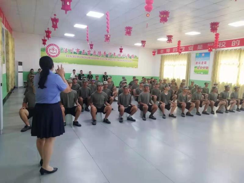 热烈欢迎汉川市人民检察院领导莅临我校开展法制教育活动