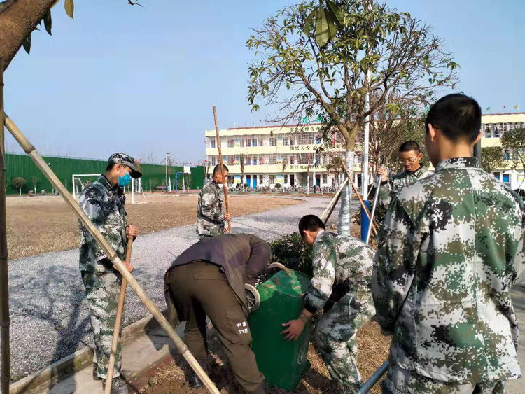 启德特训师生互动植树(启德特训全体师生老师同学们一起植树)