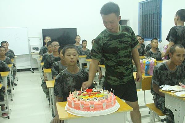 在校学生举办不一样的生日宴会