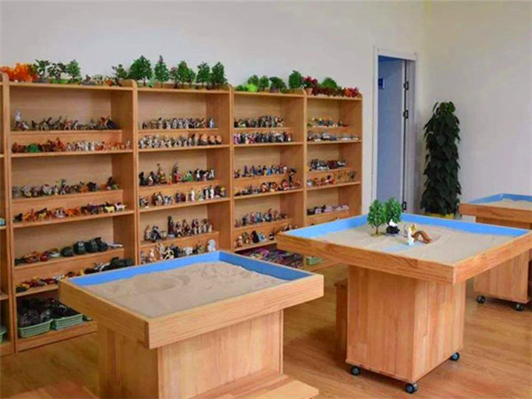 启德叛逆孩子学校心理老师给入学10天的新生做心理沙盘咨询