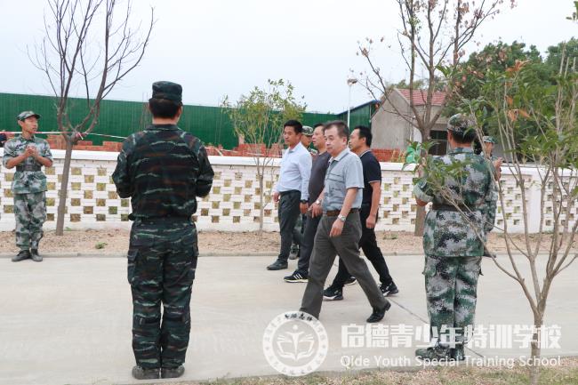 热烈欢迎市教育局领导莅临我校指导工作