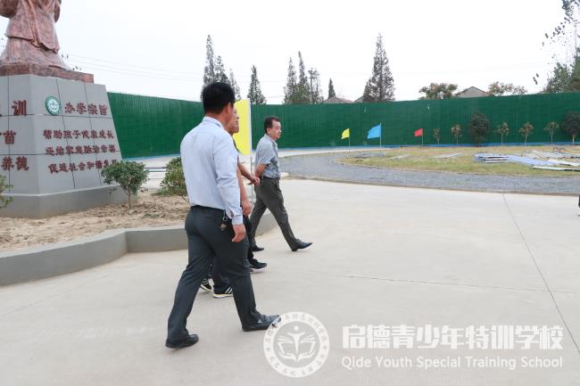 热烈欢迎市教育局领导莅临我校指导工作