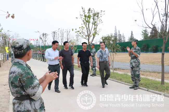 热烈欢迎市教育局领导莅临我校指导工作