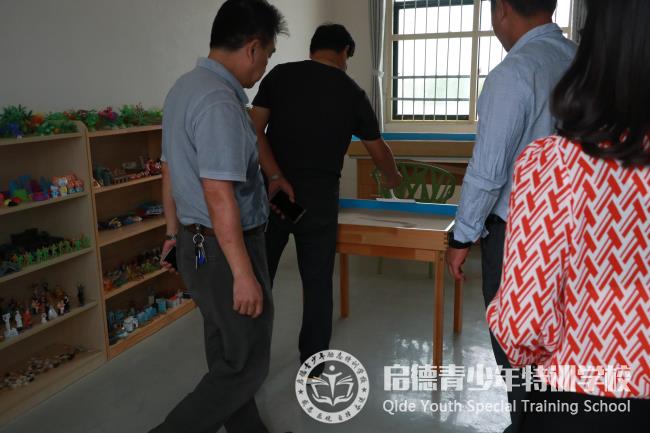 热烈欢迎市教育局领导莅临我校指导工作