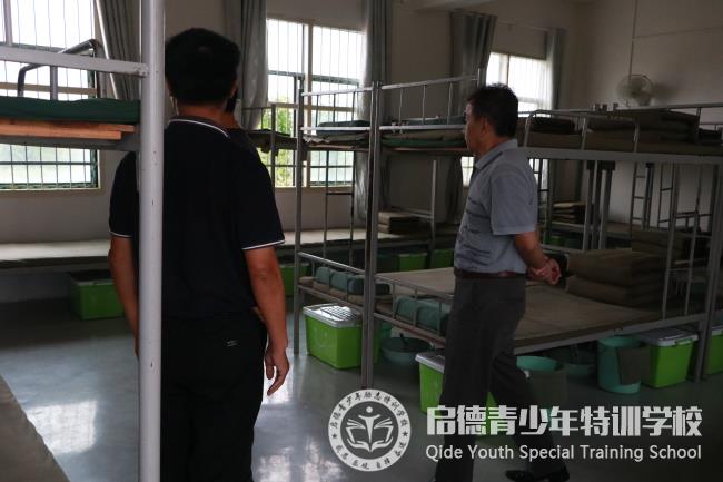 热烈欢迎市教育局领导莅临我校指导工作