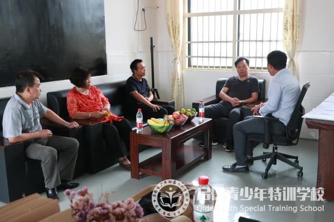 热烈欢迎市教育局领导莅临我校指导工作