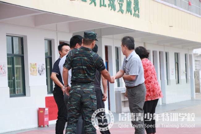 热烈欢迎市教育局领导莅临我校指导工作