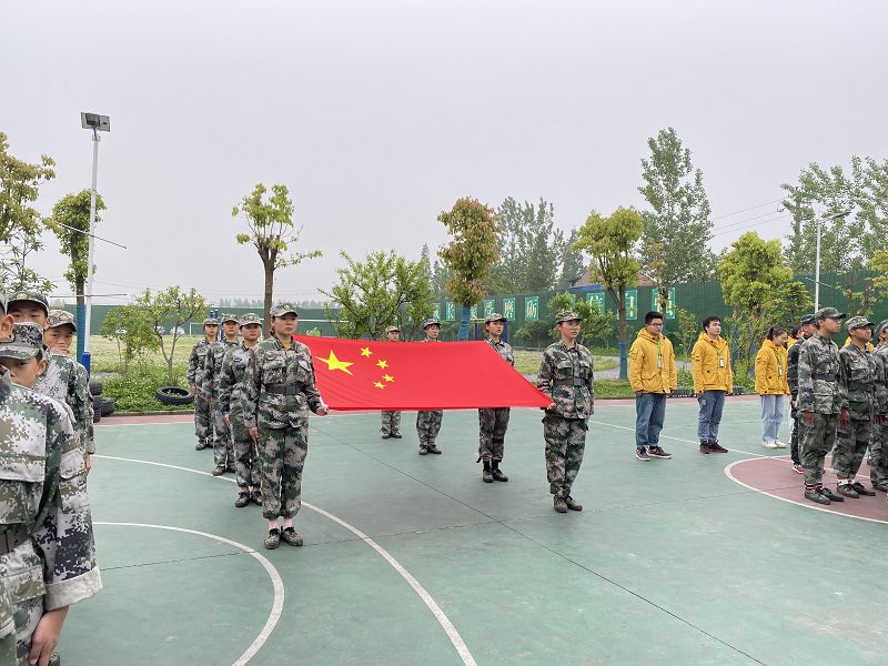 周一开场白,学生集体喊口号(图2) 周一开场白,学生集体喊口号(图2)